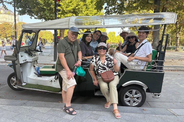 Paris 3 hour Private Sightseeing Tour in Electric Tuk Tuk