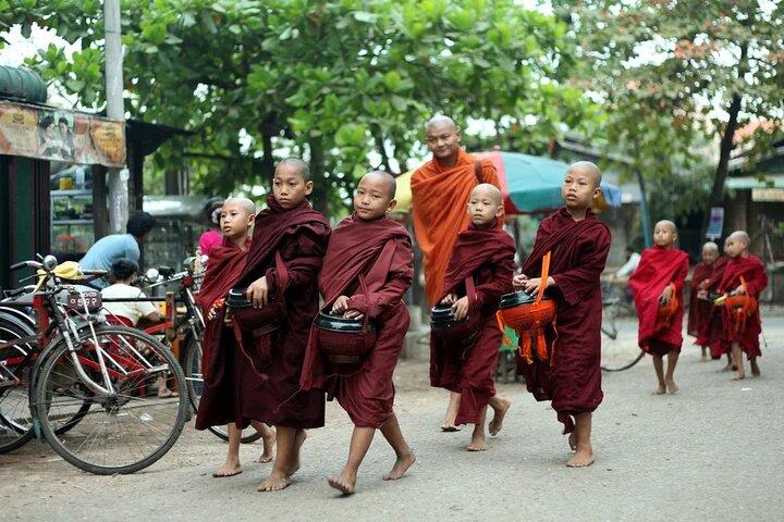 Yangon Private Tour – Buddha, Market & Shwedagon Sunset