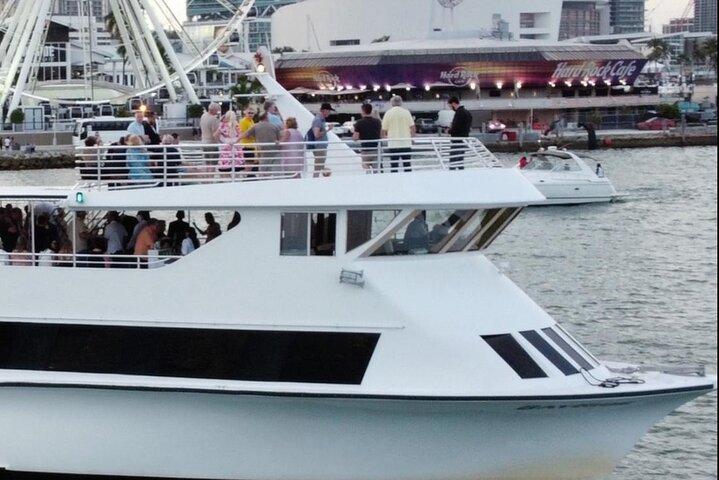 Ultimate Party in Miami : Boat Party, Party Bus & Nightclub
