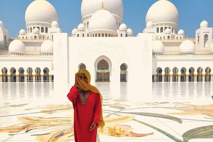 Abu Dhabi City Tour: Grand Mosque, Palace, Souk, Louvre & Ferrari