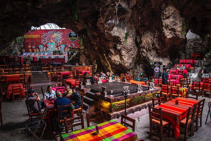 Guided tour in Teotihuacan + breakfast in Cueva + Transportation CDMX