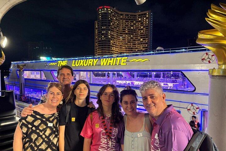 Bangkok: Luxury White Dinner Cruise Free Flow Beer and Wine