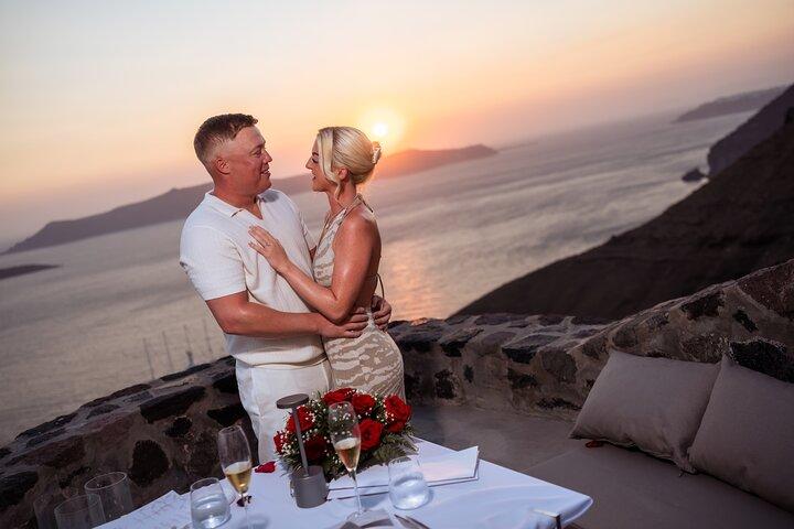 Intimate Surprise Proposal Photo Experience in Santorini
