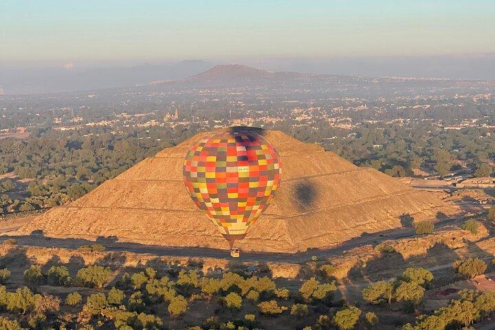 Eternal Experience : Balloon flight + breakfast + tour from CDMX