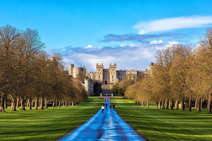 Private Day Tour to Stonehenge and Windsor Castle