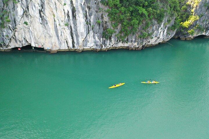 From Hanoi : Luxury Cruise 7h Halong Bay with Jacuzzi & Limousine
