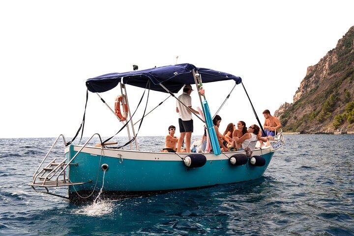 Riomaggiore : experience from the sea with focaccia and wine
