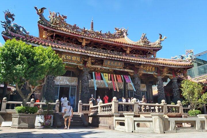 Taipei City Morning Tour with National Palace Museum entry