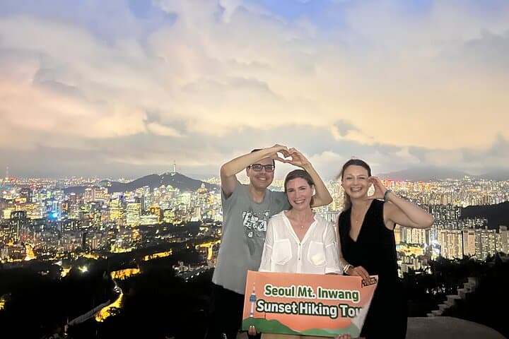 Seoul Inwangsan Sunset Hiking Tour