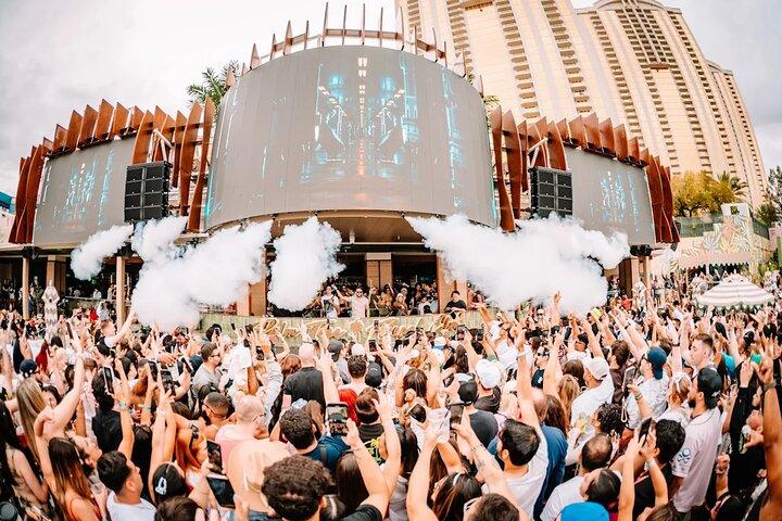 Las Vegas Pool Crawl with Party Bus & Free Drinks
