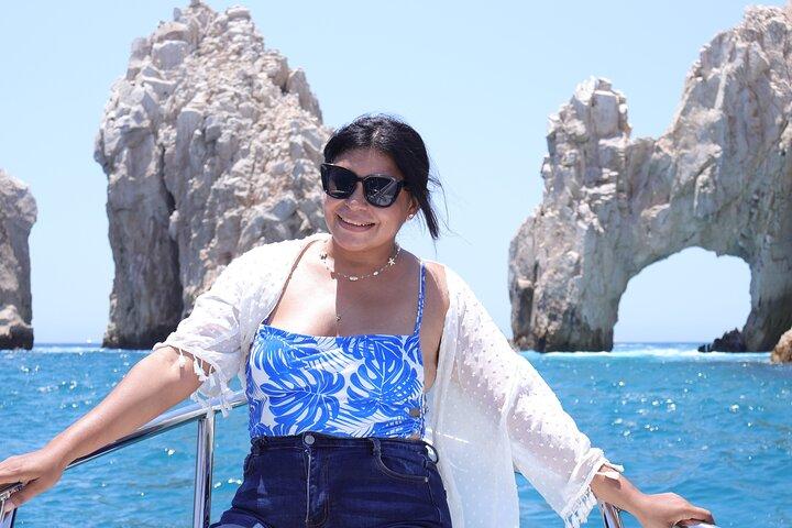 Group tour of the Cabo San Lucas Arch