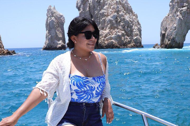 Group tour of the Cabo San Lucas Arch