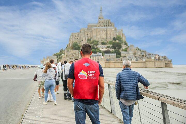 Mont Saint Michel and Loire Valley Castles 2 Days Guided Trip