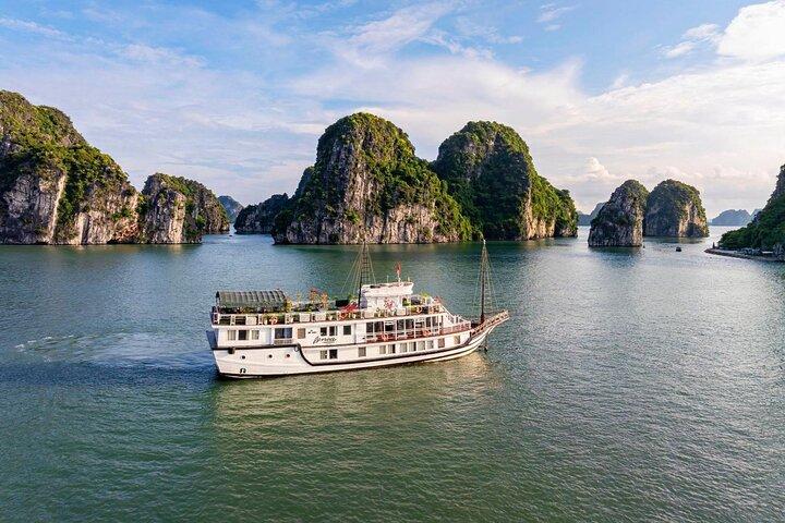 Bai Tu Long & Ha Long Bay 3-Day 2-Night Cruise from Hanoi