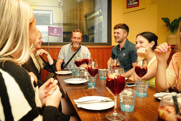 Barcelona Old City Guided Tour with Tapas and Drinks