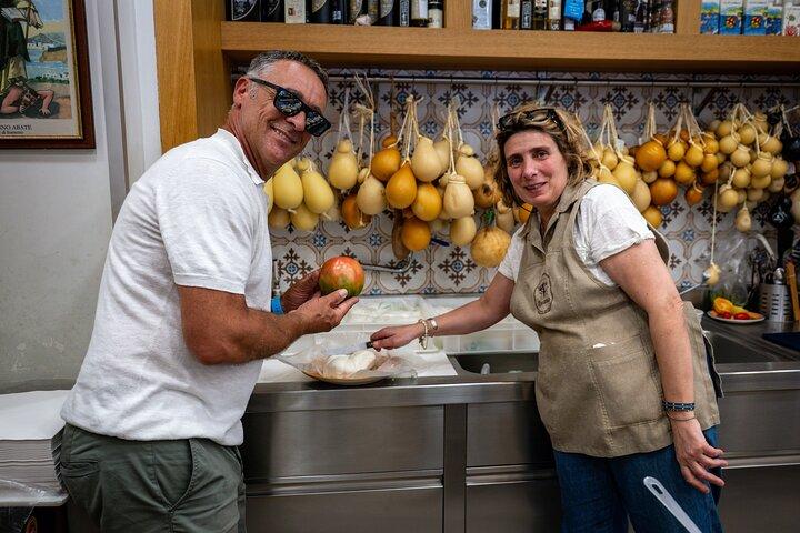 Sorrento Bites and Sips Small Group Tour with local guide