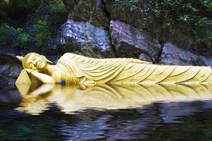 Luang Prabang Almsgiving, Temples and Phu Si Hill Private Tour