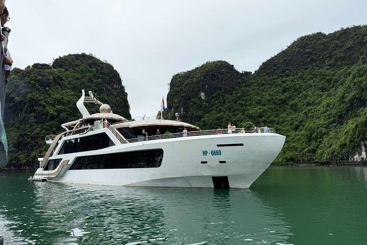 Serenity Grandeur Cruise Day Tour in Lan Ha Bay from Hanoi