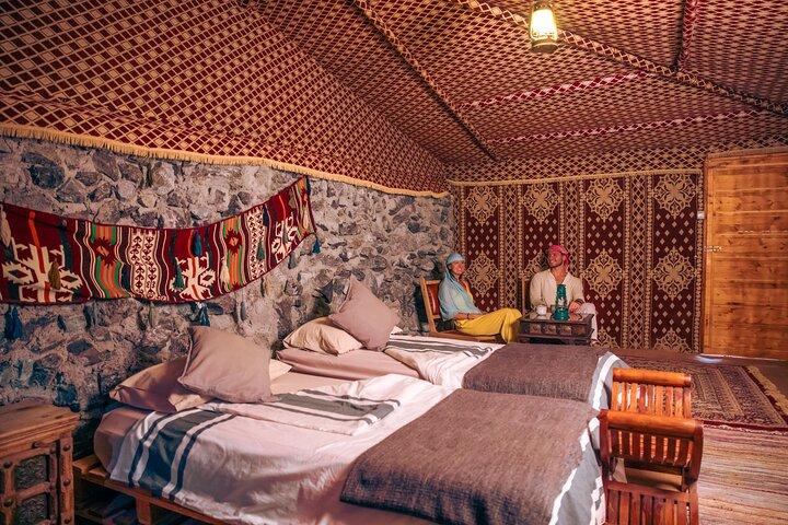 Dubai: Overnight Desert Safari and Sunrise Hot Air Balloon Ride