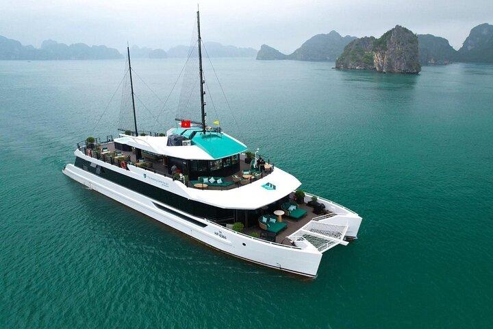 Hanoi: Catamaran Luxury Day Cruise to Halong Bay & Lan Ha Bay
