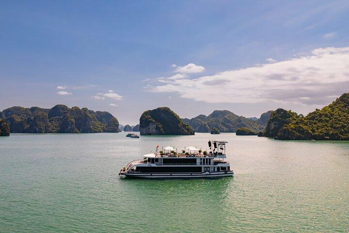Iris Cruise Halong Bay with Live Music, Jacuzzi and Premium Lunch
