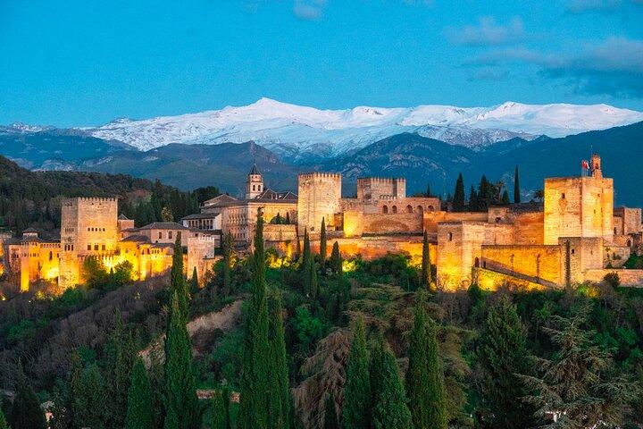 Alhambra tickets with Nasrid Palaces + Tourist Train