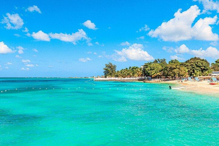 Montego Bay Cruise Ship Port to Doctor's Cave Beach and City Tour
