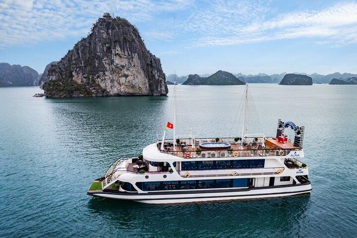 5-Star Ha Long Bay Cruise with Kayaking & Buffet Lunch from Hanoi