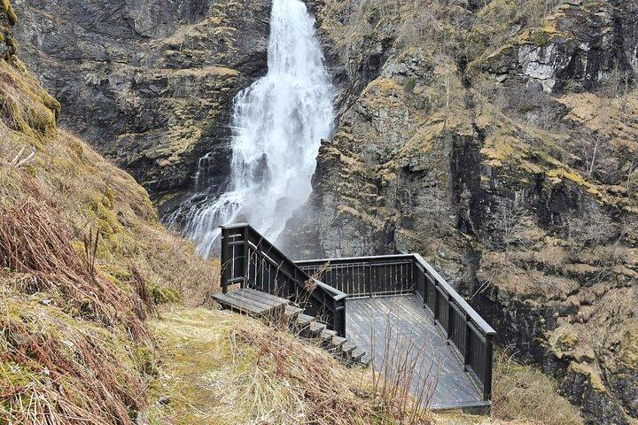 Flåm: Small Group drive with Waterfall Walk, Stegastein Viewpoint