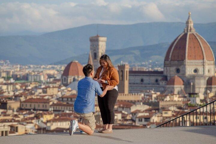 Private Photo Shooting walking Tour with a local around Florence