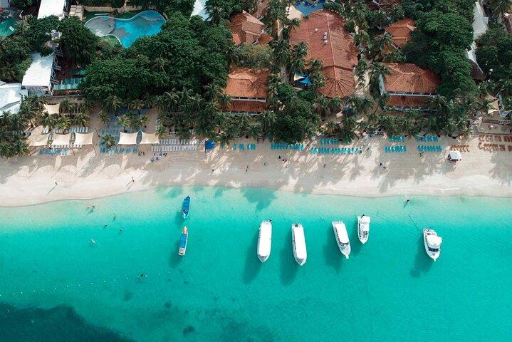 Roatán Private Sloths, Monkeys & West Bay Beach Day Pass