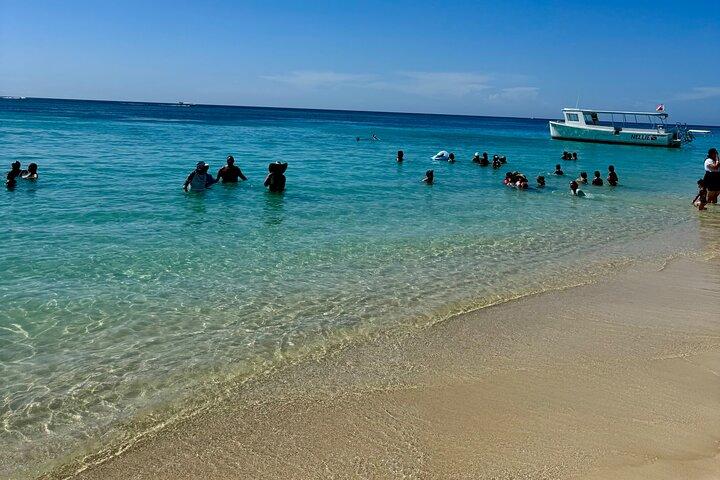 Roatán Private Sloths, Monkeys & West Bay Beach Day Pass