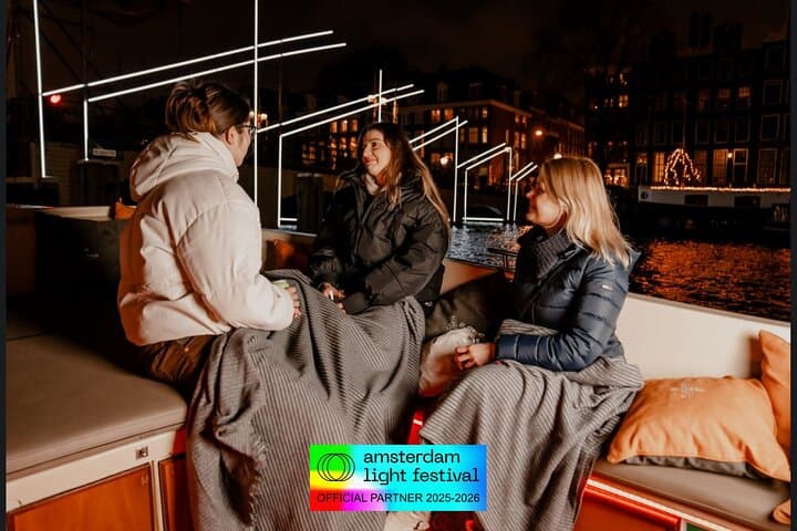 Amsterdam Light Festival: Cruise Unlimited Drinks & Bite option