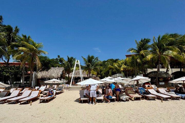 Roatán: West Bay Beach Day Pass with Private Transportation
