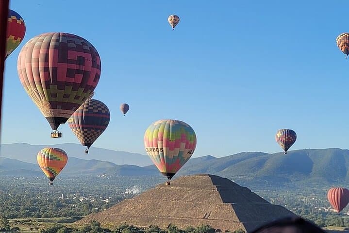 Flight in Teotihuacan Hot Air Balloon with Transportation and Breakfast