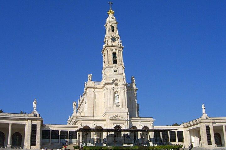 Lisbon: Sanctuary Fátima & Little Shepperd Town Guide Tour