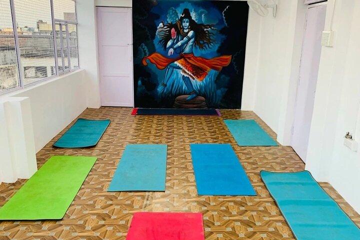 GROUP YOGA CLASS - BEGINNER / ADVANCED - Sunrise Yoga with Ayush in Varanasi
