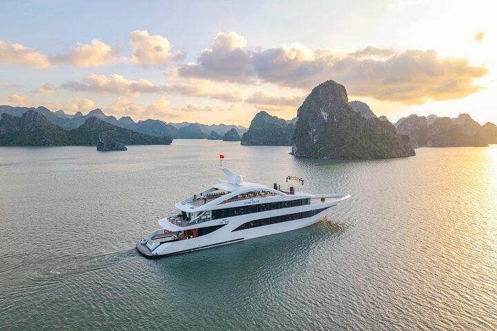 From Hanoi: Premium Halong Bay Cruise with Jacuzzi, Lunch & Party