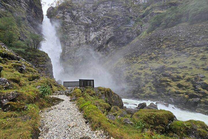 Flåm: Small Group drive with Waterfall Walk, Stegastein Viewpoint