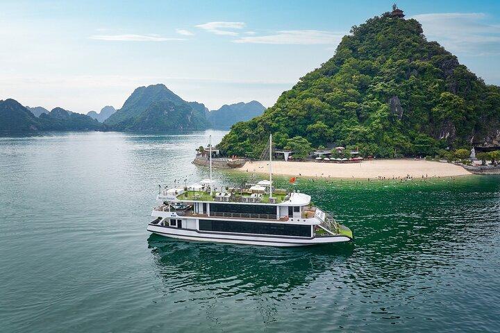 Hanoi: Luxury Halong Bay Day Cruise with Buffet Lunch, Limousine