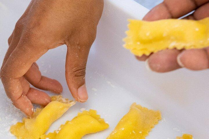 Rome: Hands-On Pasta & Wine Class Steps from Pantheon & Trevi