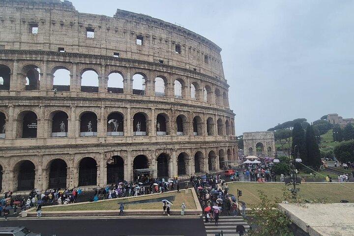 Colosseum Roman Forum and Palatine Hill small Tour