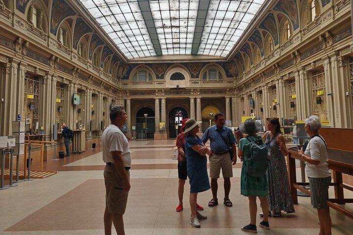 2 Hours walking tour with food stops