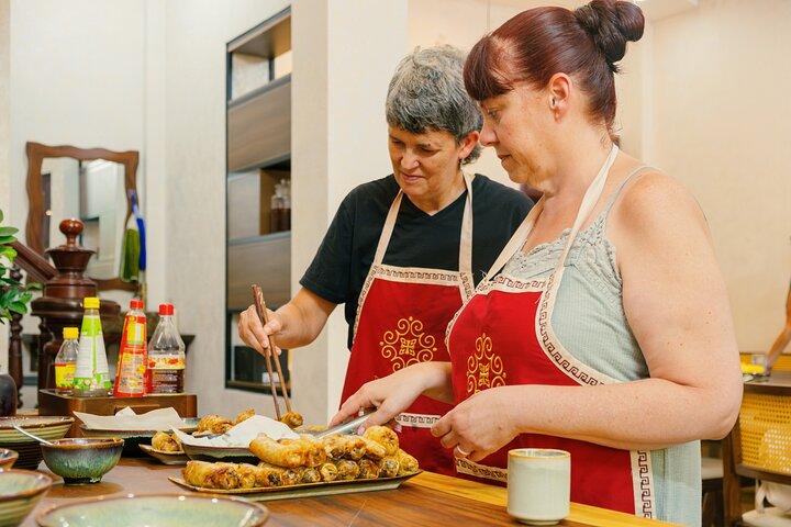 Private Hanoi Cooking Class and Market Tour with Hotel Transfers