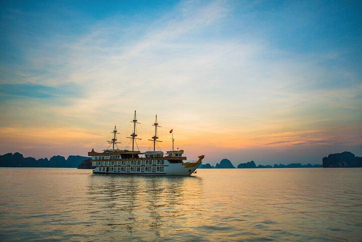 Hanoi: Dragon Legend Cruise 2-Day Bai Tu Long Bay Luxury Escape
