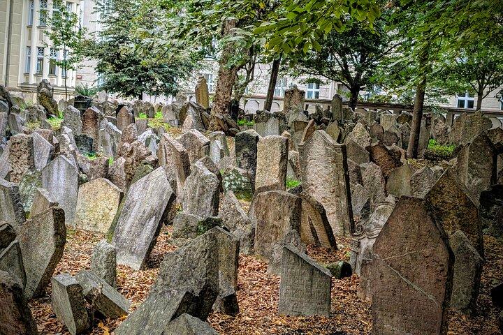 Jewish Prague: Guided Tour with Synagogues & Cemetery Entry
