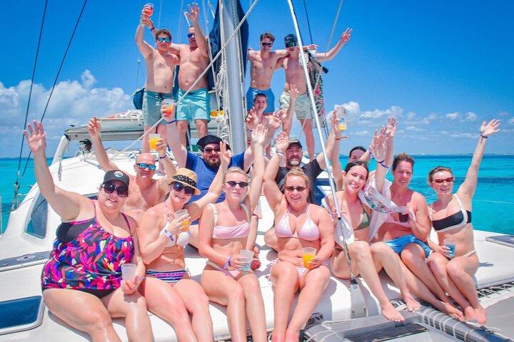 Snorkeling and Catamaran Cruise to Isla Mujeres with Lunch