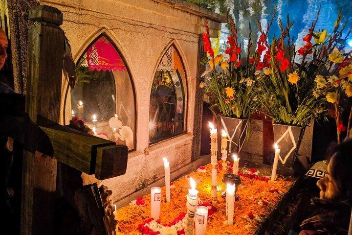 Private tour Dia de Muertos in Mixquic transportation and bread of the dead