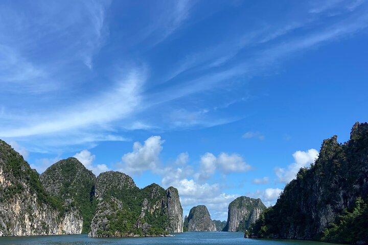 Halong Bay Shore Excursion – 5 Hours Cruise with Lunch