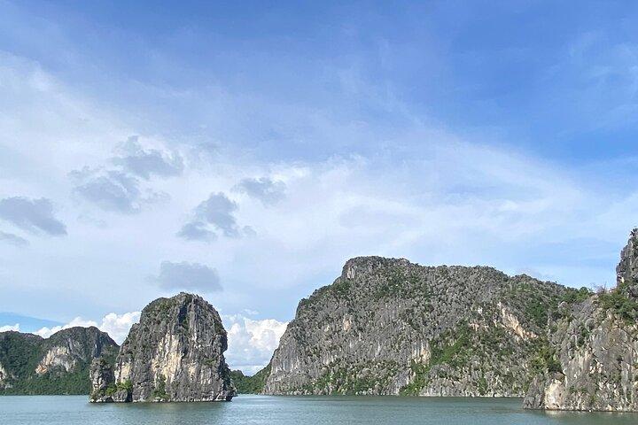 Halong Bay Shore Excursion – 5 Hours Cruise with Lunch